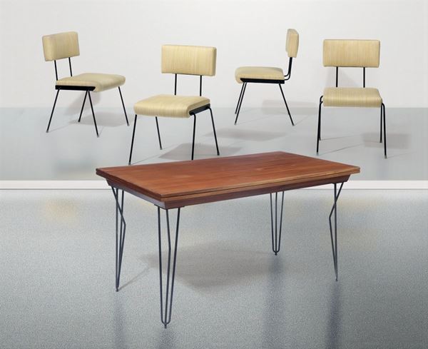Set di quattro sedie e tavolo struttura in metallo laccato, piano in legno e rivestimento in tessuto.