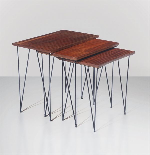 Set di tre tavoli bassi impilabili con struttura in metallo laccato e piani in legno
