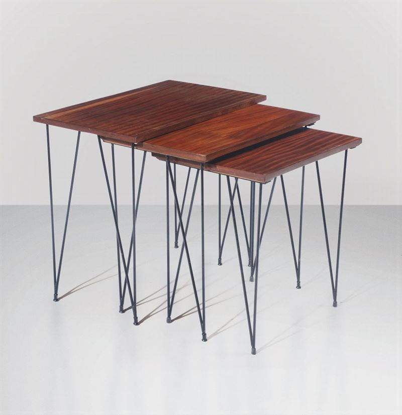 Set di tre tavoli bassi impilabili con struttura in metallo laccato e piani in legno  - Auction Design - Cambi Casa d'Aste
