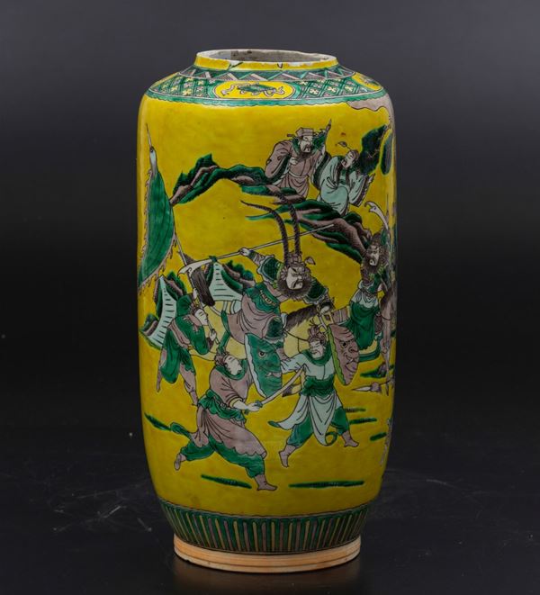 Vaso in porcellana a smalti policromi con figure di guerrieri, Cina, Dinastia Qing, XIX secolo