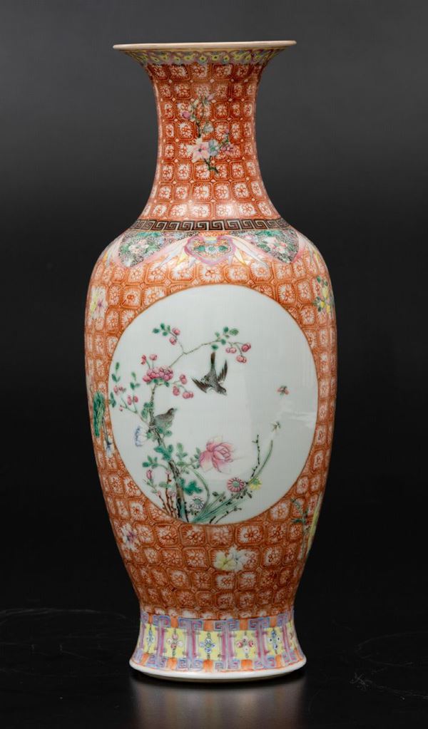 Vaso in porcellana a smalti policromi con scene naturalistiche entro riserve e decori floreali, Cina, Dinastia Qing, fine XIX secolo