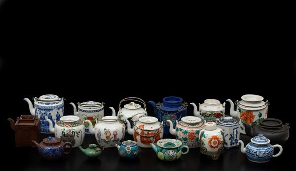 Collezione di diciannove teiere di forme e materiali diversi, Cina, XIX-XX secolo