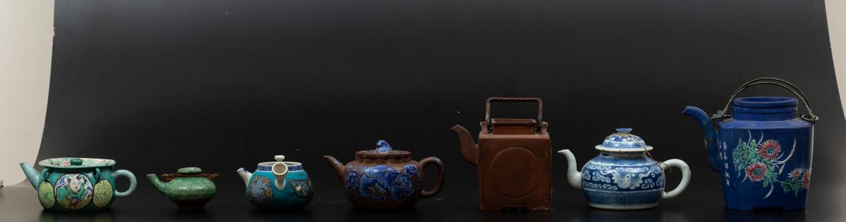 Collezione di Diciannove Teiere di Forme e Materiali Diversi, Cina, XIX-XX Secolo