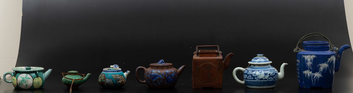 Collezione di Diciannove Teiere di Forme e Materiali Diversi, Cina, XIX-XX Secolo