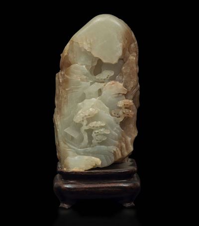Piccola Montagna in Giada Celadon e Russet con Paesaggio Montano e Pagode a Rilievo, Cina, Dinast...