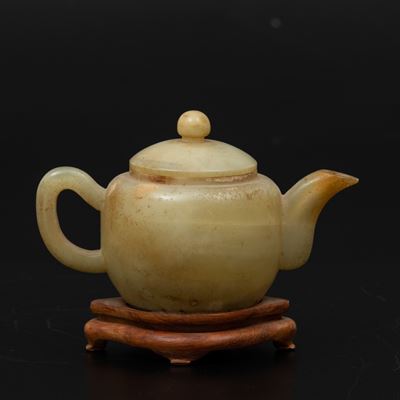 Piccola Teiera Scolpita in Giada Gialla, Cina, Inizi XX Secolo