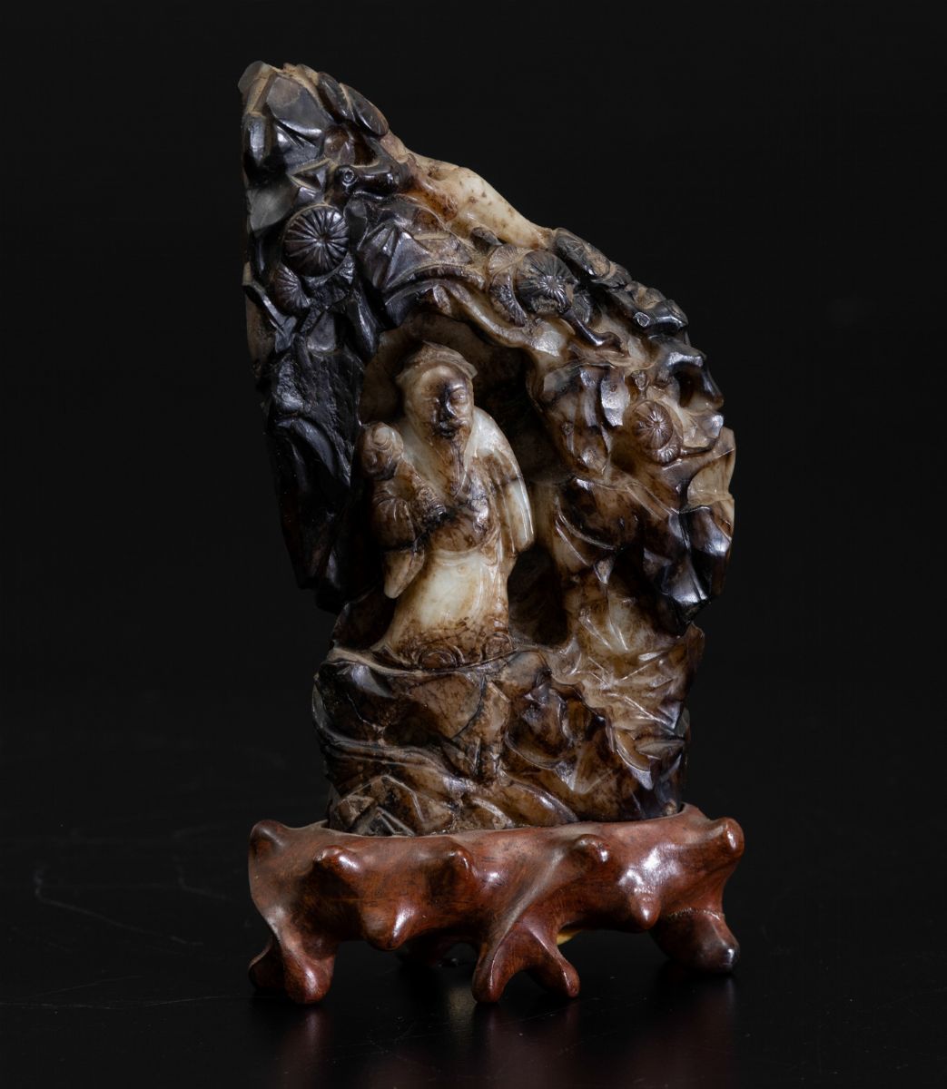 Montagnola in Giada e Russet con Figura di Saggio con Ruyi ed Elementi Vegetali a Rilievo, Cina, ...