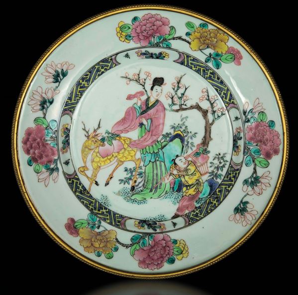 Piatto in porcellana Famiglia Rosa con figura femminile, fanciullo e cerbiatto entro paesaggio, Cina, Dinastia Qing, epoca Yongzheng (1723-1735)