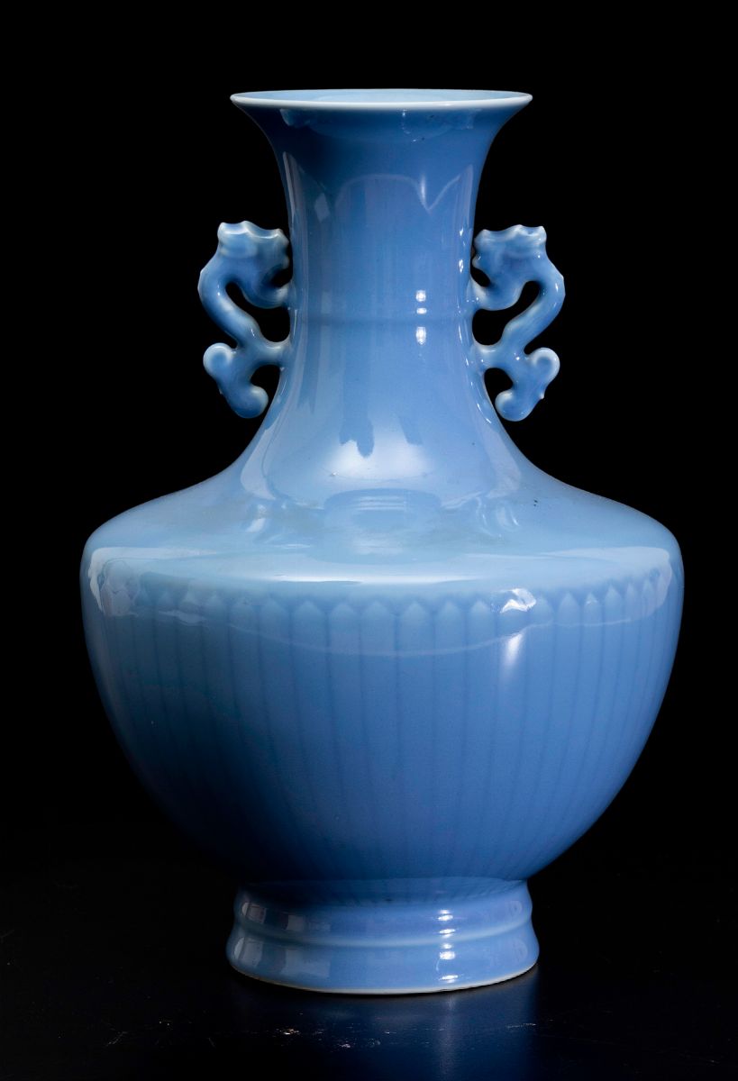 Vaso in Porcellana Clair De Lune con Anse a Foggia di Draghetto, Cina, Dinastia Qing, XIX Secolo