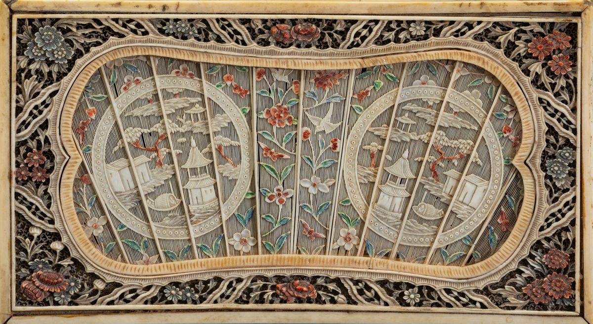 Scatola Scolpita in Avorio Parzialmente Dipinto con Decori a Traforo, Cina, Inizi XX Secolo