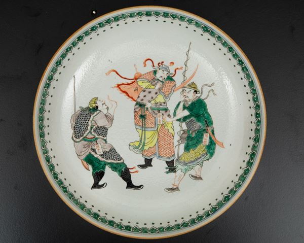 Piatto in porcellana Famiglia Verde con guerrieri, Cina, Dinastia Qing, epoca Kangxi (1662-1722)