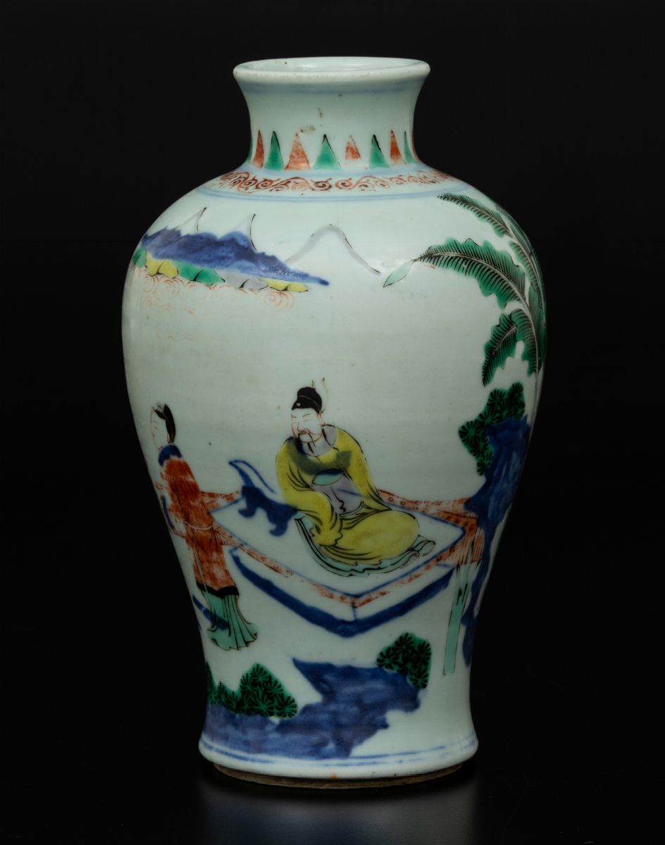 Vaso in Porcellana a Smalti Policromi con Scene di Vita Comune Entro Paesaggio, Cina, Dinastia Qi...