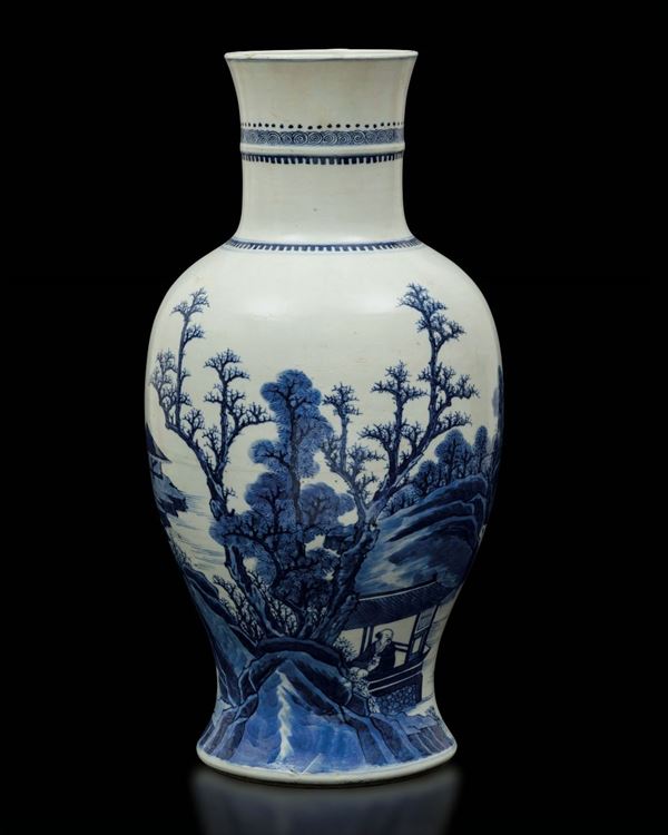 Vaso in porcellana bianca e blu raffigurante paesaggio fluviale con pagoda e personaggio, Cina, Dinastia Qing, epoca Kangxi (1662-1722)
