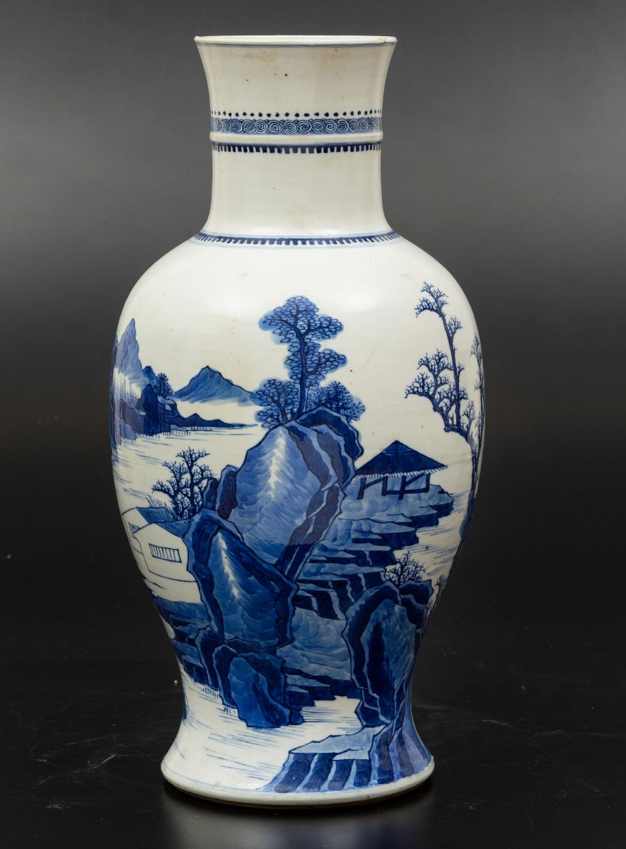 Vaso in Porcellana Bianca e Blu Raffigurante Paesaggio Fluviale con Pagoda e Personaggio, Cina, D...