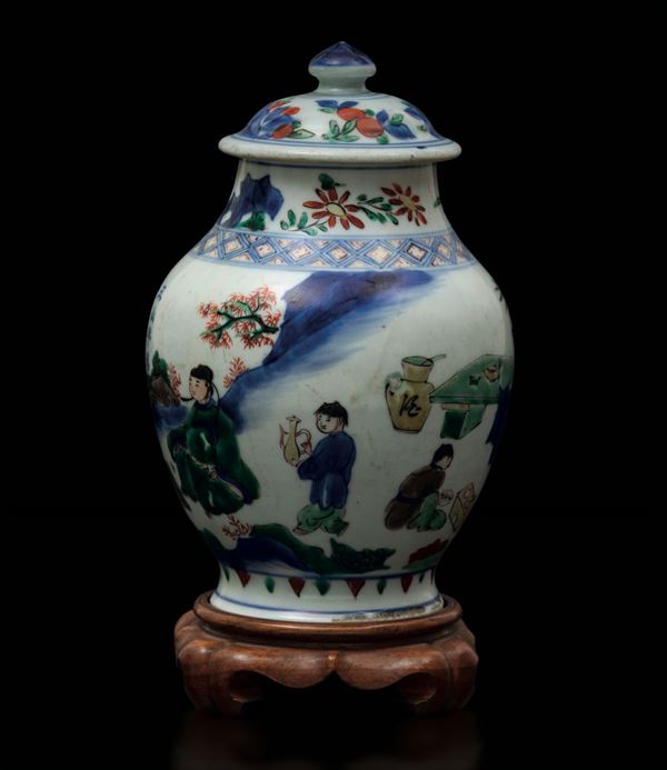 Piccola potiche con coperchio in porcellana a smalti policromi con scena di vita comune, decori floreali e iscrizione, Cina, Dinastia Qing, epoca Shunzhi (1644-1661)
