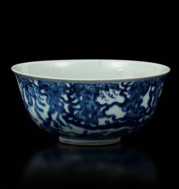 Ciotola in porcellana bianca e blu con decoro di tralci di vite, Cina, Dinastia Qing, epoca Kangxi (1662-1722)
