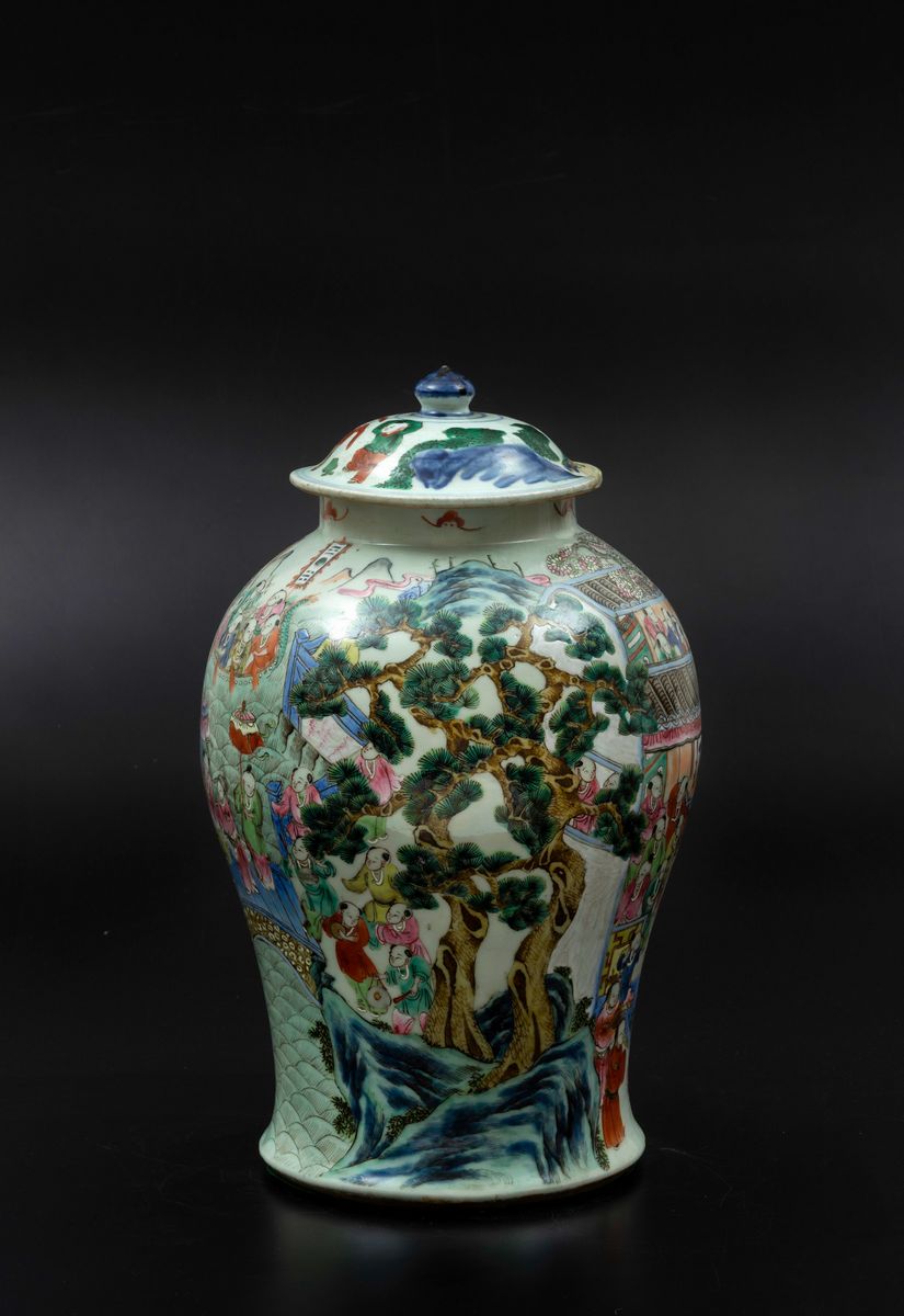 Potiche in Porcellana Famiglia Rosa Raffigurante Scena di Vita Comune con Festeggiamenti, Cina, D...