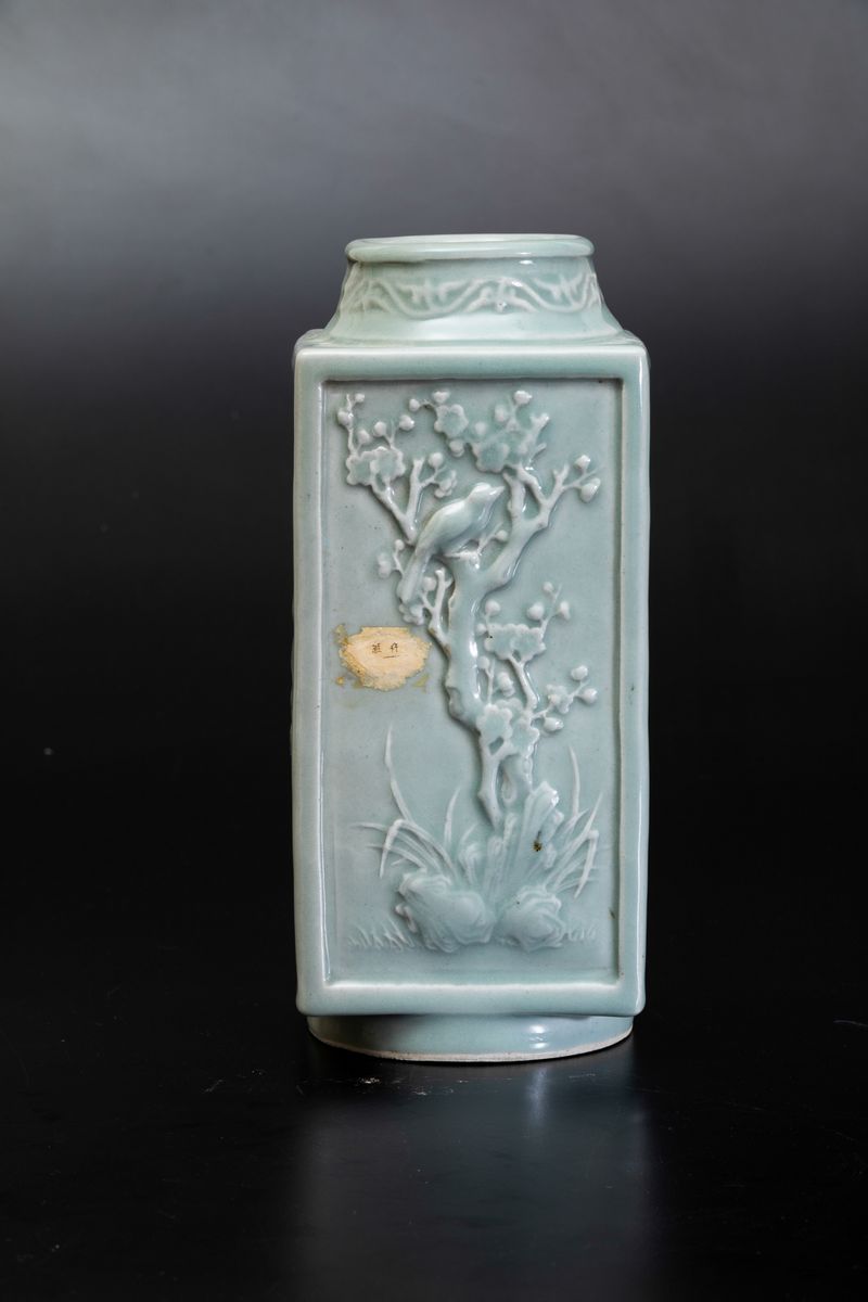 Vaso Cong in Porcellana Celadon con Decori a Soggetto Naturalistico a Rilevo, Cina, Dinastia Qing...