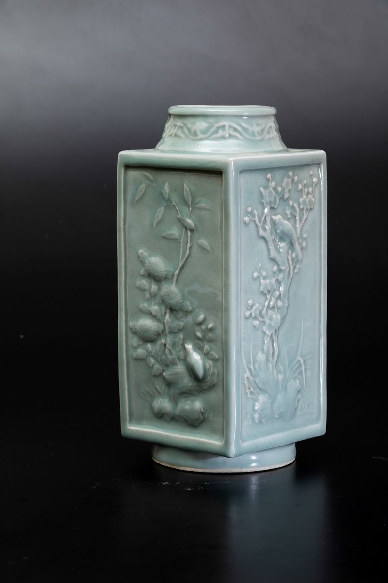 Vaso Cong in Porcellana Celadon con Decori a Soggetto Naturalistico a Rilevo, Cina, Dinastia Qing...
