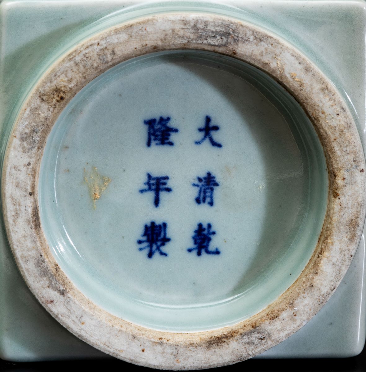 Vaso Cong in Porcellana Celadon con Decori a Soggetto Naturalistico a Rilevo, Cina, Dinastia Qing...
