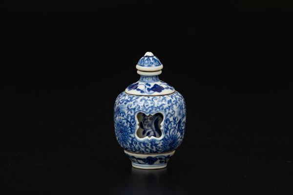 Rara snuff bottle a doppio corpo in porcellana bianca e blu con decori floreali, Cina, Dinastia Qing, XIX secolo