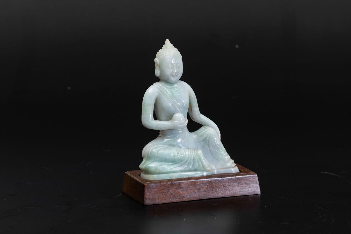 Figura di Buddha Seduto Scolpita in Giadeite, Cina, Inizi XX Secolo