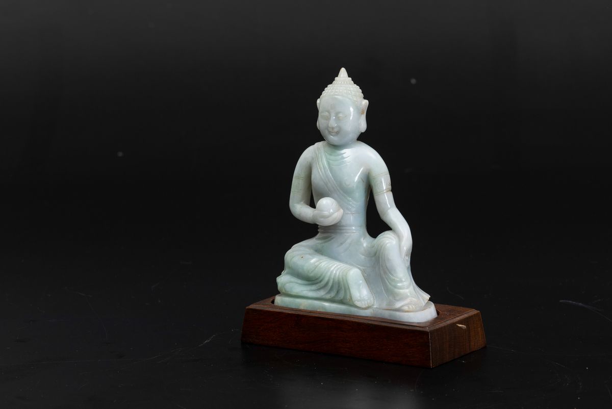 Figura di Buddha Seduto Scolpita in Giadeite, Cina, Inizi XX Secolo