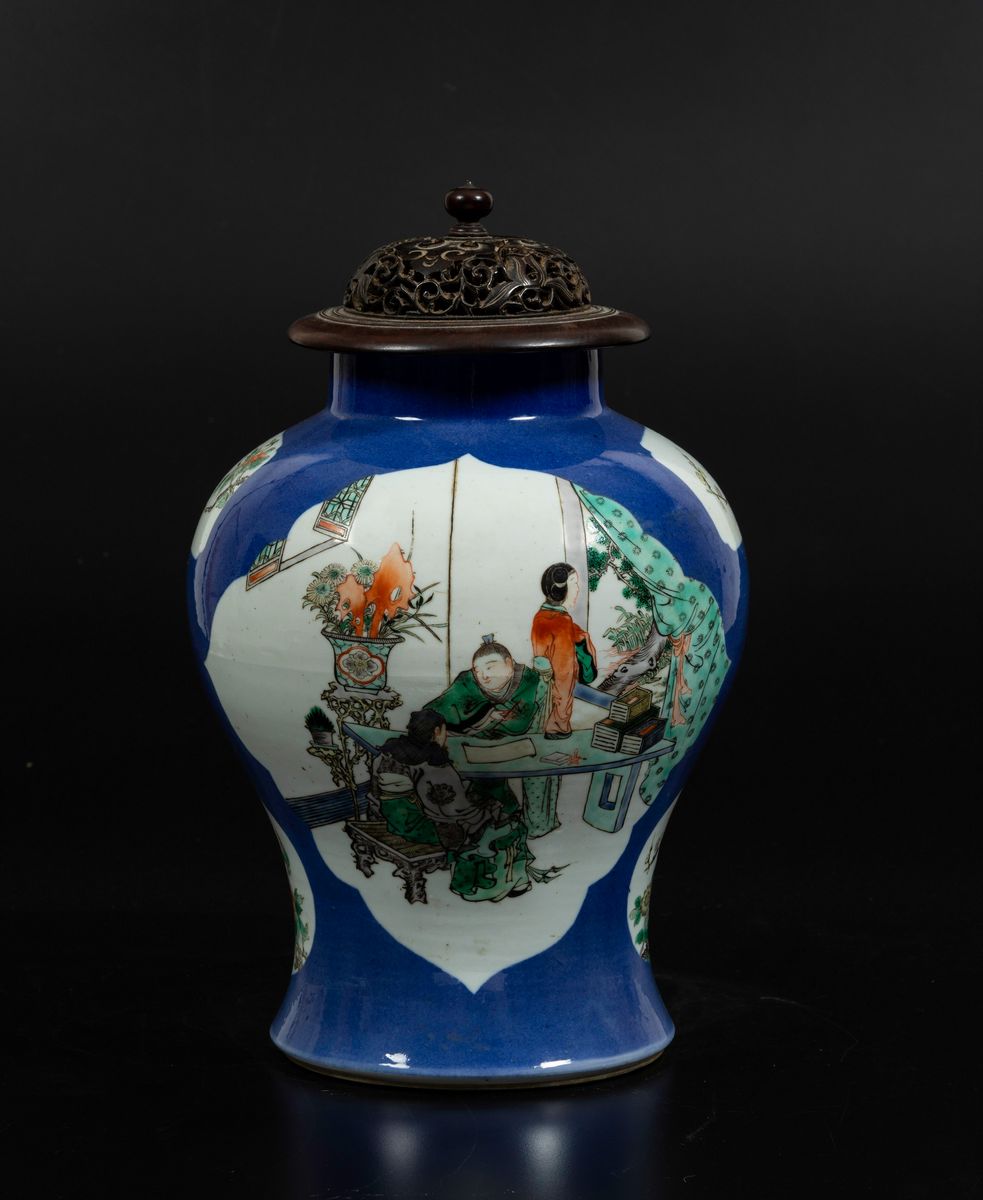 Potiche con Coperchio in Legno e Scene di Vita Comune Entro Riserve su Fondo Blu Poudrã¨, Cina, D...