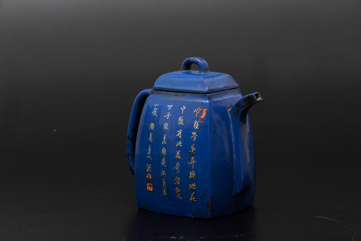 Rara Teiera in Porcellana Yixing a Smalto Blu Poudrè con Iscrizione e Decoro Floreale, Cina, Dina...