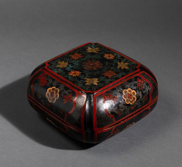 Scatola con coperchio in lacca con decoro floreale, Cina, Dinastia Qing, XIX secolo