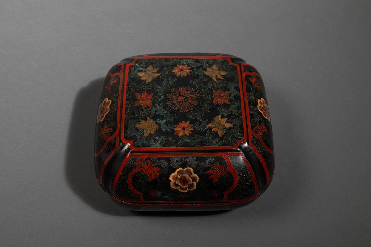 Scatola con Coperchio in Lacca con Decoro Floreale, Cina, Dinastia Qing, XIX Secolo