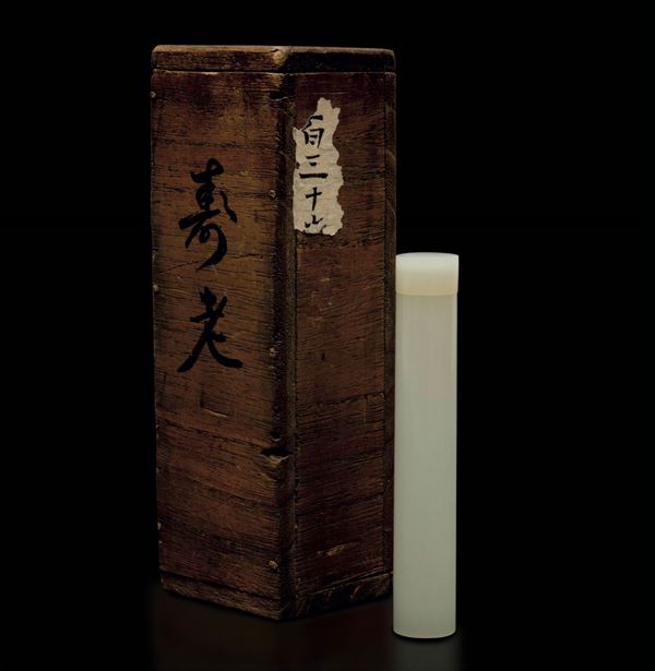 Snuff bottle cilindrica in giada bianca entro cofanetto in legno con iscrizione, Cina, Dinastia Qing, XIX secolo