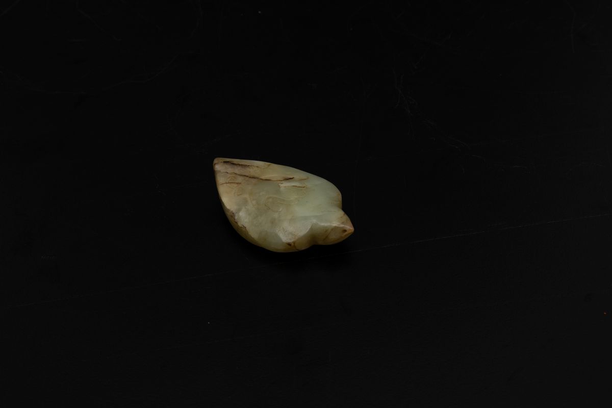 Figura di Uccellino Scolpita in Giada e Russet, Cina, Dinastia Qing, XIX Secolo