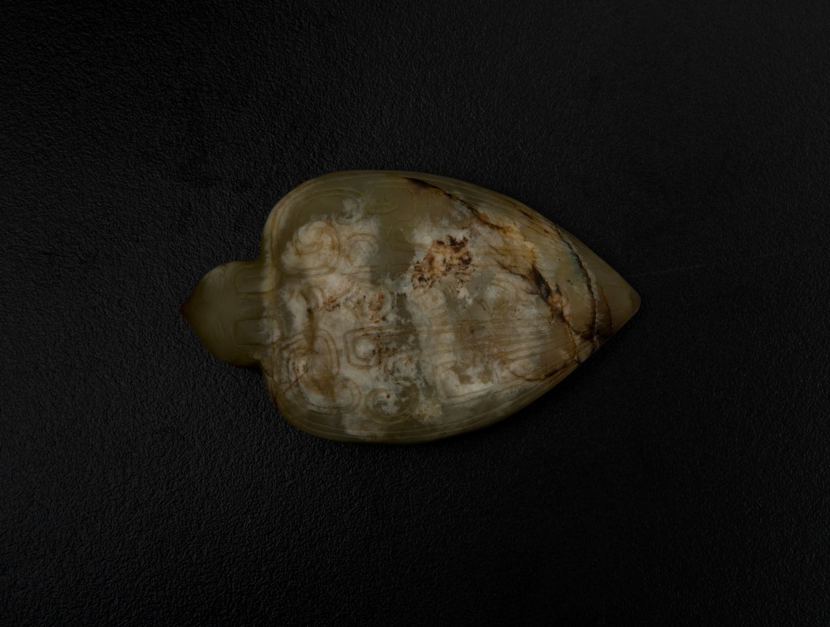 Figura di Uccellino Scolpita in Giada e Russet, Cina, Dinastia Qing, XIX Secolo