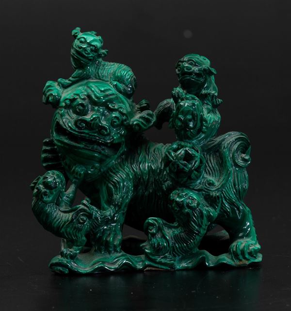Gruppo scolpito in malachite con cani di Pho, Cina, inizi XX secolo