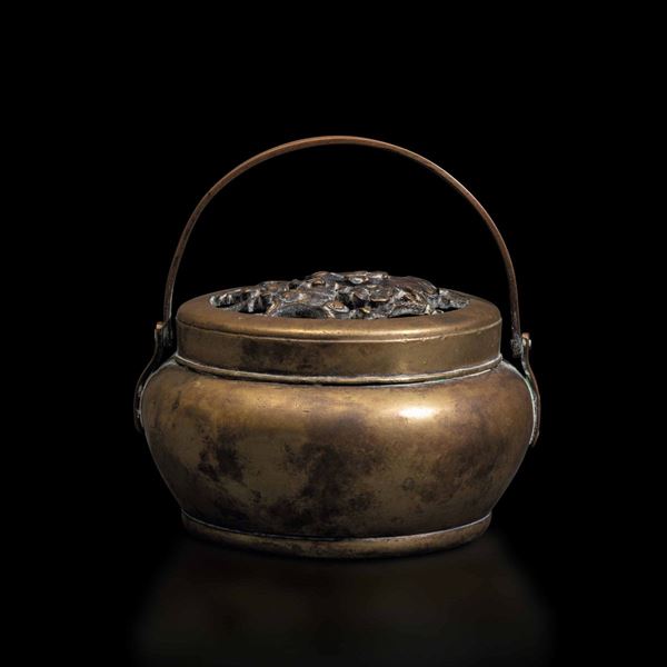 Incensiere in bronzo con manico e coperchio con decoro floreale a traforo, Cina, Dinastia Qing, epoca Qianlong (1736-1796)