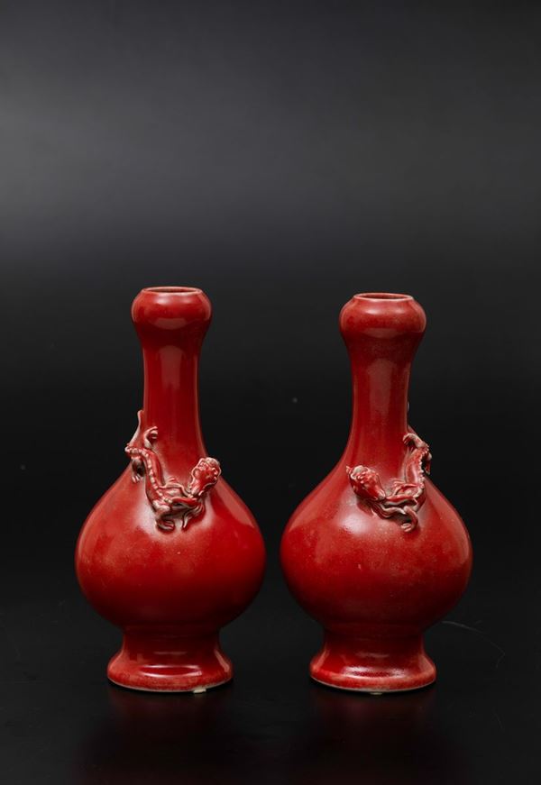 Coppia vasi in porcellana monocroma sangue di bue con figura di draghetto a rilievo, Cina, Dinastia Qing, fine XIX secolo