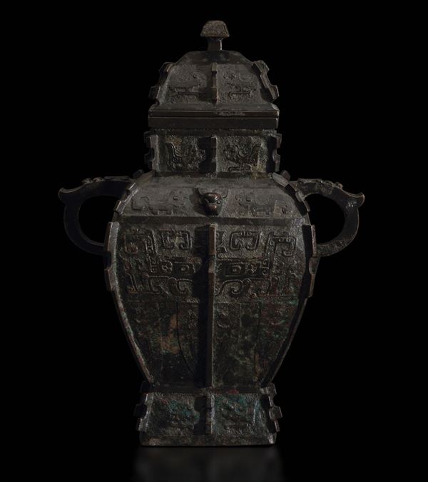 Grande vaso in bronzo con coperchio, decori arcaici e a maschere Taotie incisi ed elementi a rilievo, Cina, Dinastia Ming, XVII secolo