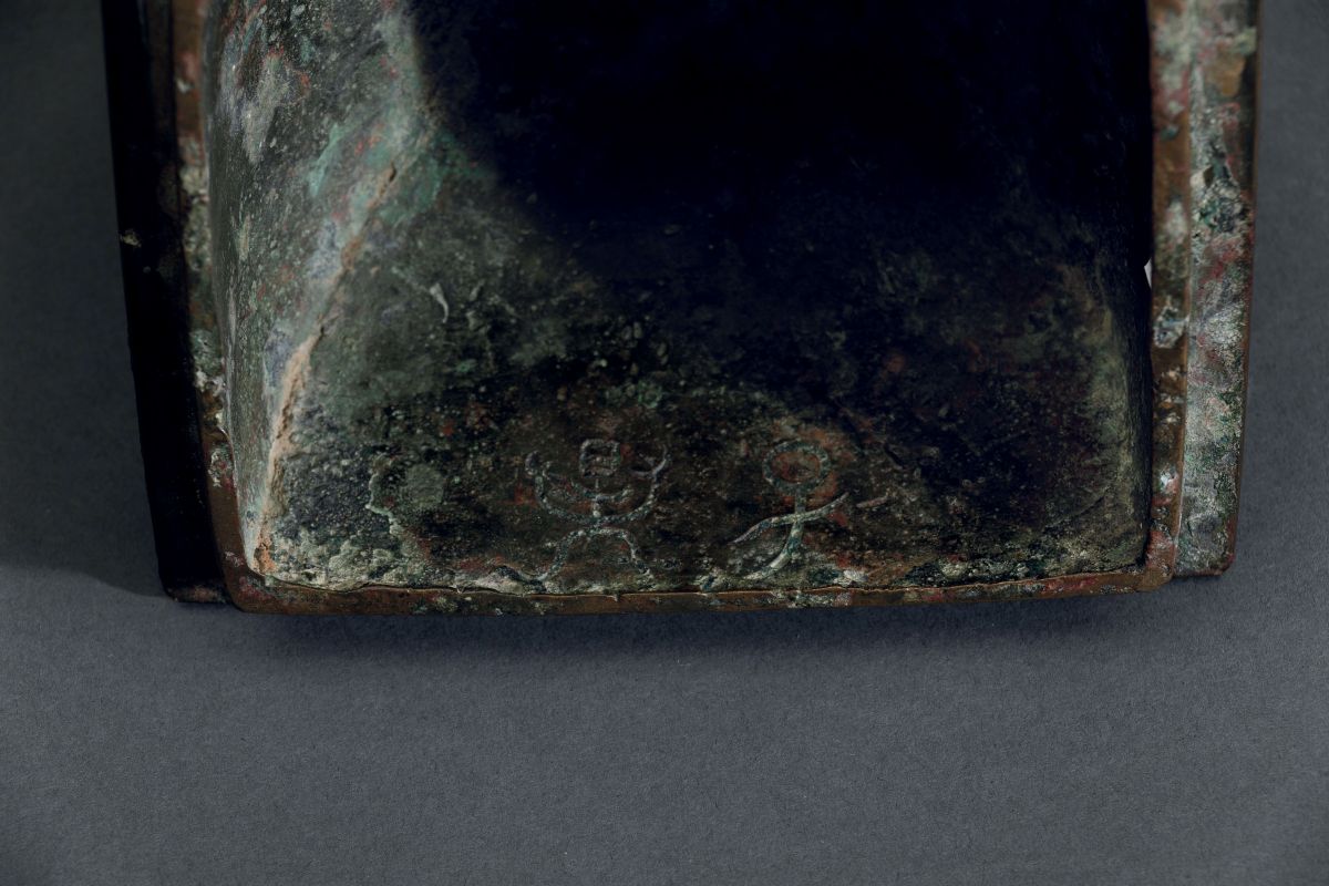 Grande Vaso in Bronzo con Coperchio, Decori Arcaici e a Maschere Taotie Incisi ed Elementi a Rili...