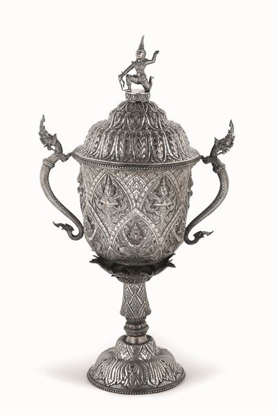 Vaso in Argento Fuso, Sbalzato e Cesellato. Arte Orientale (siam?) del XIX-XX Secolo