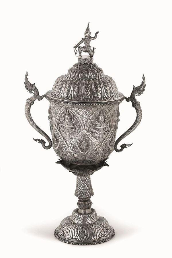 Vaso in argento fuso, sbalzato e cesellato. Arte orientale (Siam?) del XIX-XX secolo