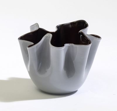 Fulvio Bianconi, Vaso a fazzoletto Venini in vetro incamiciato viola lattimo, Murano (circa 1950)