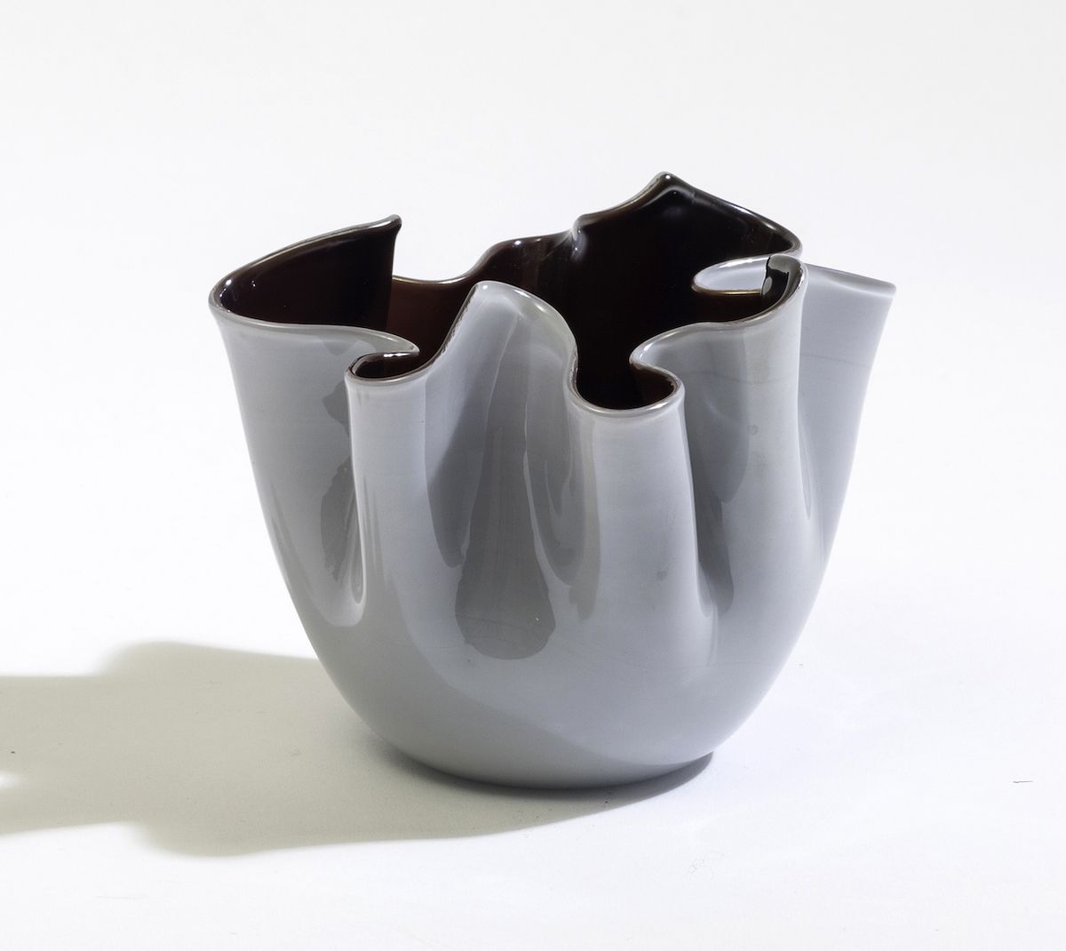 Fulvio Bianconi, Vaso a fazzoletto Venini in vetro incamiciato viola lattimo, Murano (circa 1950)