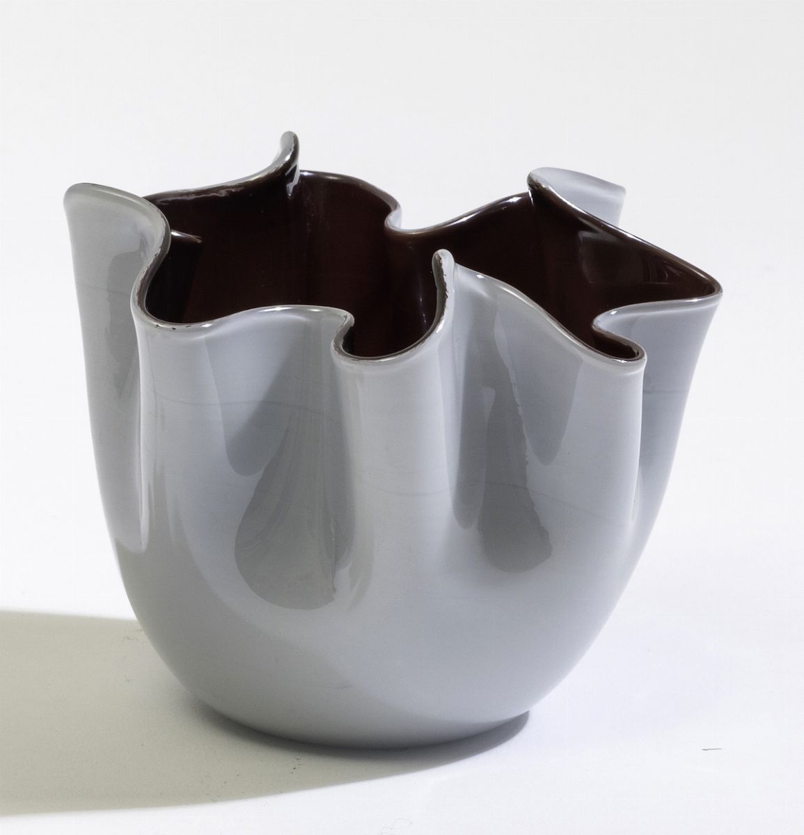 Fulvio Bianconi, Vaso a fazzoletto Venini in vetro incamiciato viola lattimo, Murano (circa 1950)