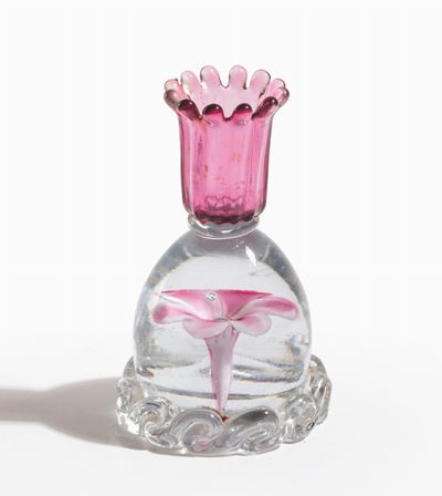 Venini, Portacandele in vetro soffiato con cresta ciclamino e fiore sommerso (Mod. 2886, Murano, ...