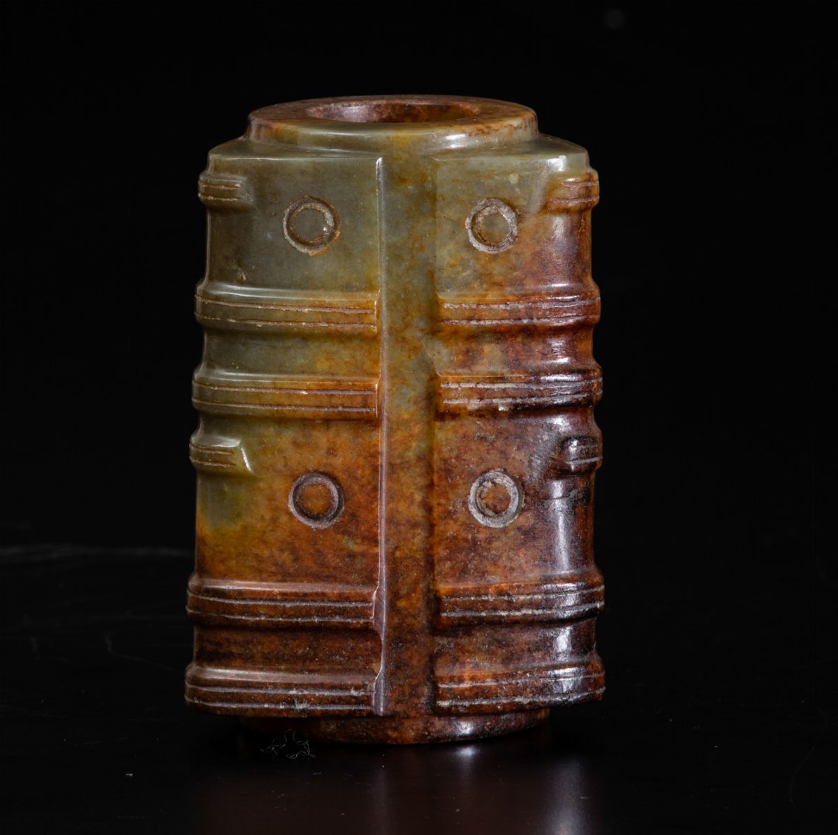 Vaso Cong in Giada e Russet con Decoro Geometrico a Rilievo, Cina, Dinastia Song (960-1279)