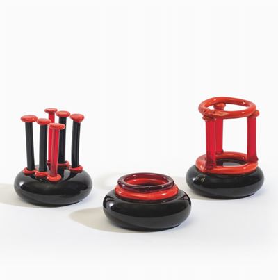 Sottsass (attrib.), Set da scrivania Venini in vetro soffiato policromo (nero, corallo e arancio)...