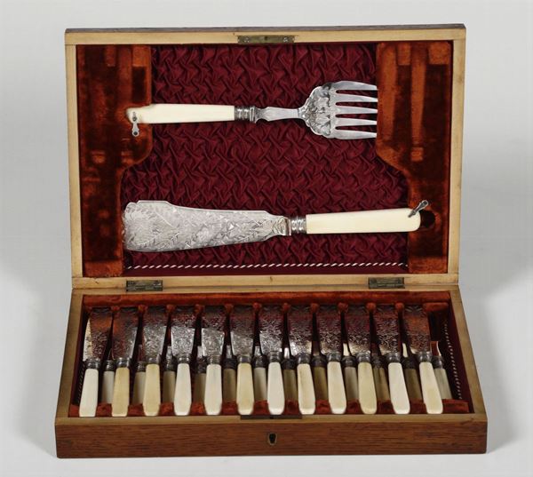 Servizio coltelli e forchette da dolce con finimenti in argento e avorio. Marchi della città di Sheffield per l’anno 1939