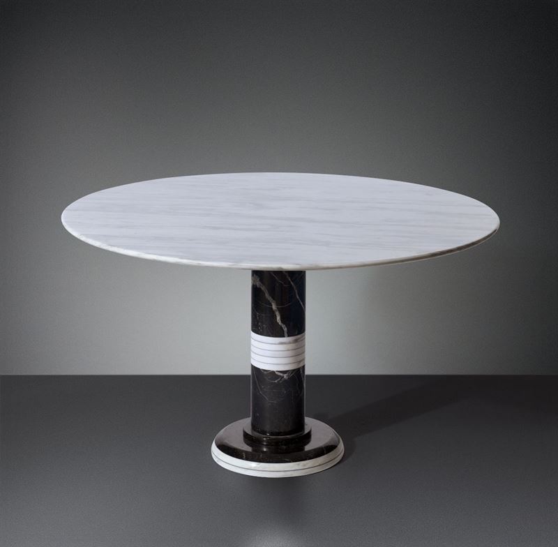 Tavolo rotondo con struttura in marmo bianco Carrara e nero Marquinia.  - Asta Design - Cambi Casa d'Aste