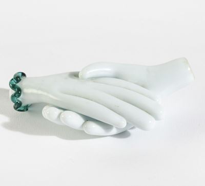 Fulvio Bianconi, Scultura da appendere in vetro lattimo con decoro a cordolo verde (Murano, ca. 1...